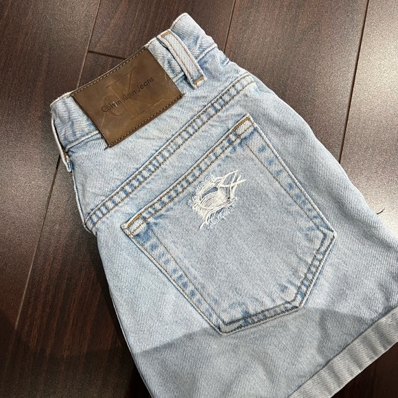 25-26” custom distresed and hemmed vintage calvin klein shorts light wash denim - Picture 3 of 3